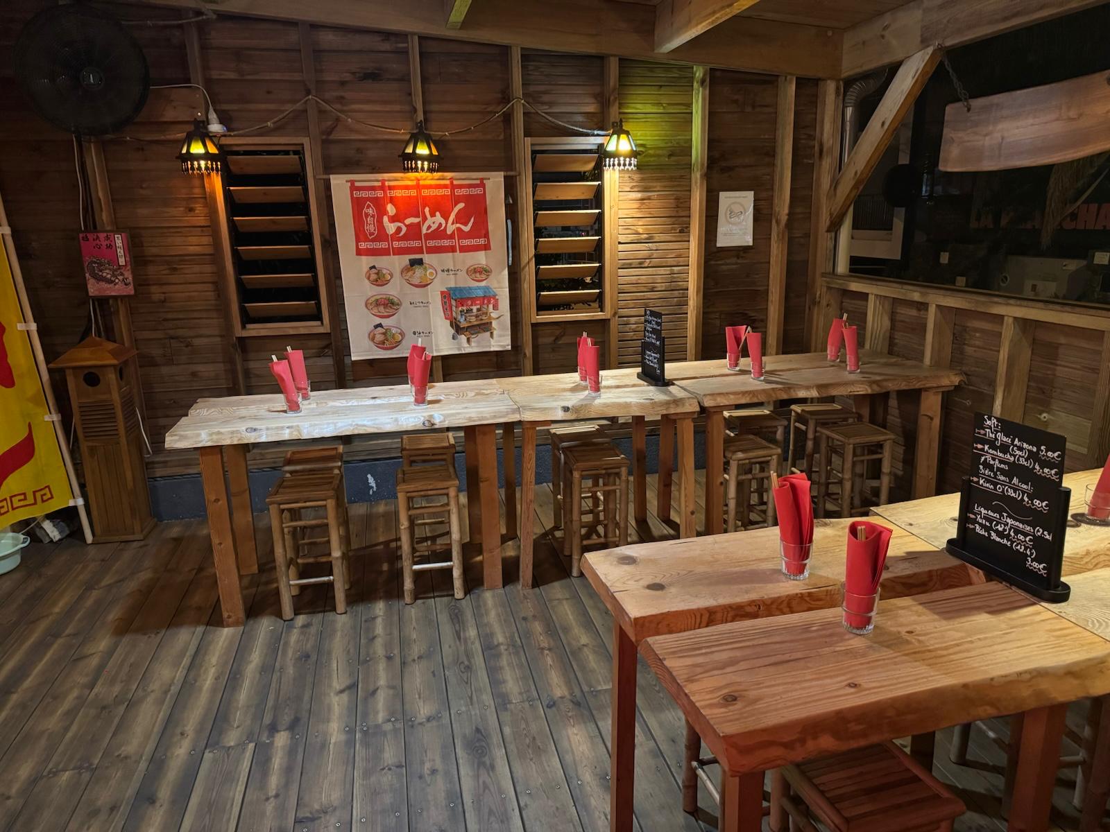 Enseigne en bois du Bushido Ramen, à l'entrée du restaurant