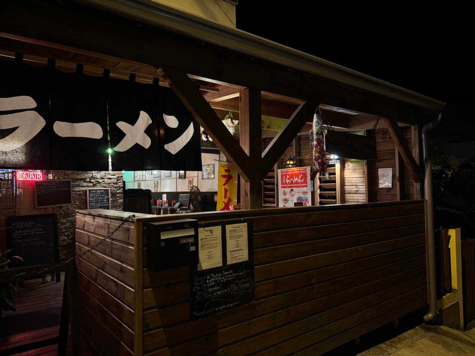 Intérieur en bois du Bushido Ramen, lanternes et bannières noren